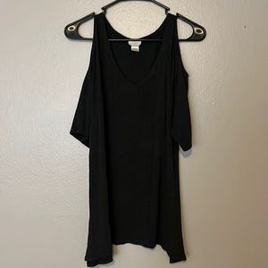 5/$20❤️ topwith shoulder cut out